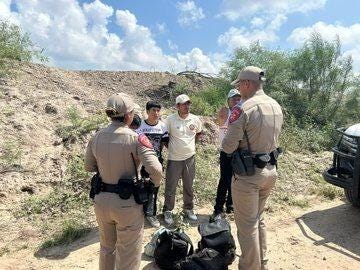 Texas DPS Officers question migrants