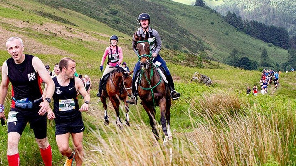 Man v horse: Powys race won by runner Ricky Lightfoot - BBC News