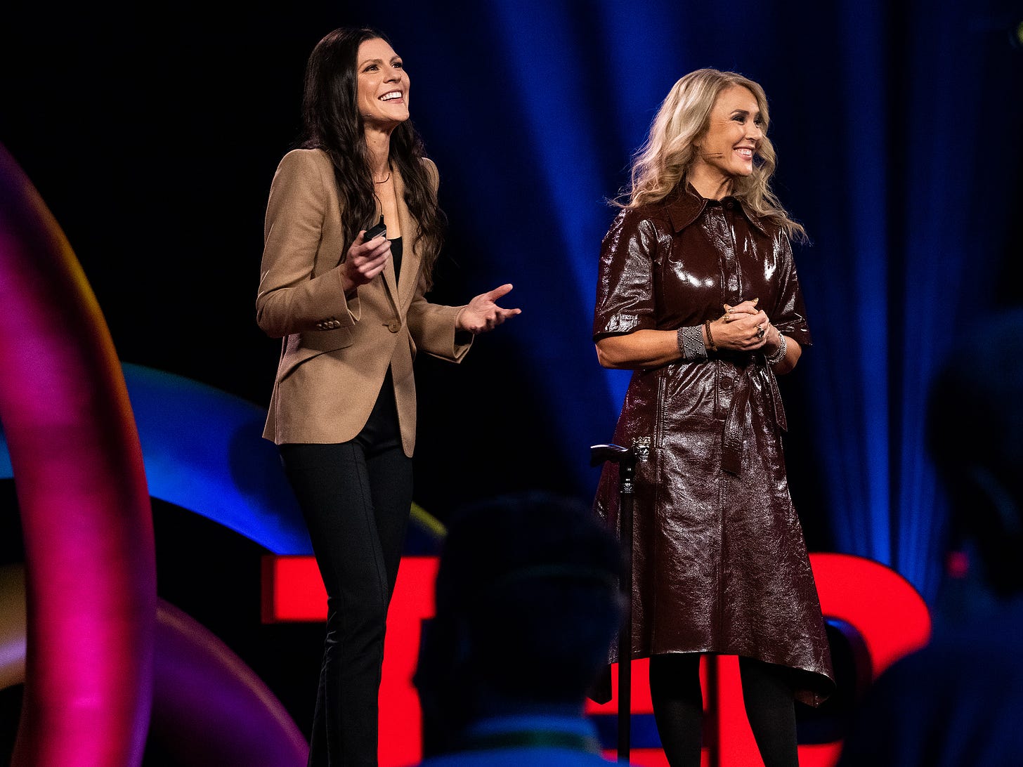 Jennifer Aaker and Naomi Bagdonas: Why great leaders take humor seriously |  TED Talk