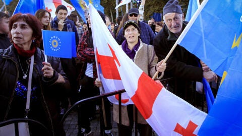 Des partisans du parti au pouvoir, le Rêve géorgien, assistent à un rassemblement dans le centre de Tbilissi, en Géorgie, le mercredi 23 octobre 2024.