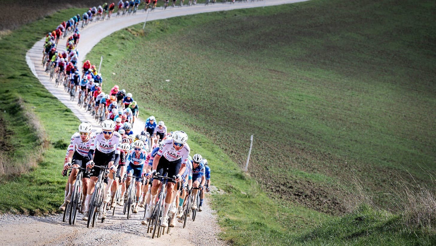 Ciclisti sullo sterrato tra le Crete Senesi nella tappa Gubbio Siena del Giro d’Italia 2025