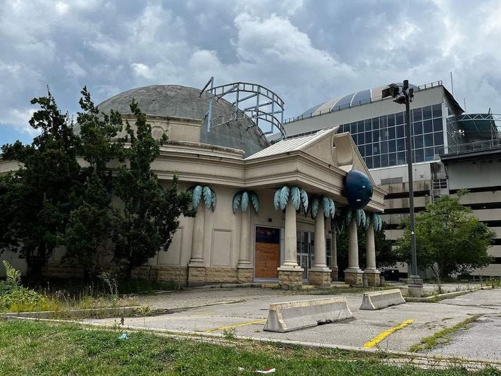 Outside of the abandoned Planet Hollywood restaurant, Niagara Falls Summer 2022