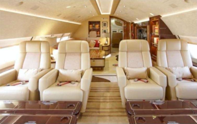 Double seats in the upper deck, with a living room just beyond. Double seats in the upper deck, with a living room just beyond.