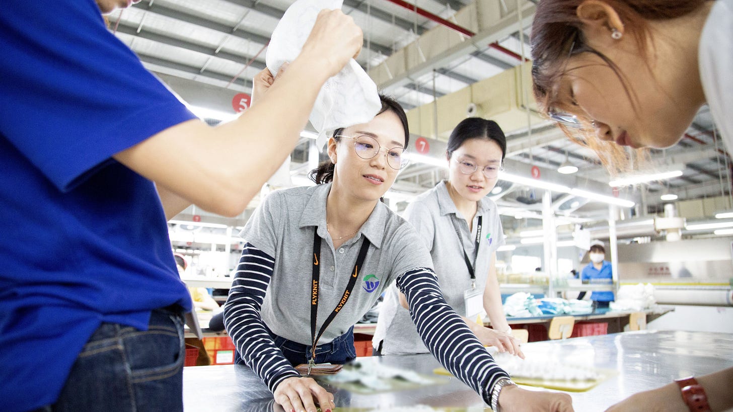 Les coéquipiers de Nike et de Shenzhou travaillent ensemble dans une usine dédiée à la fabrication de Flyknit, l'une des innovations les plus durables de Nike.
