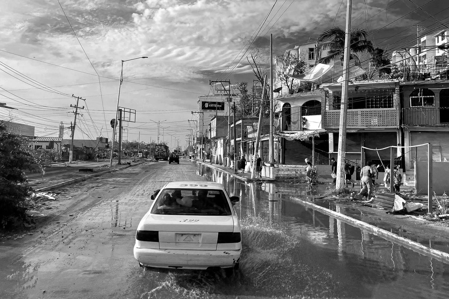 PHOTO: Acapulco is falling apart after it got smashed by the hurricane. Who is gonna help the people?