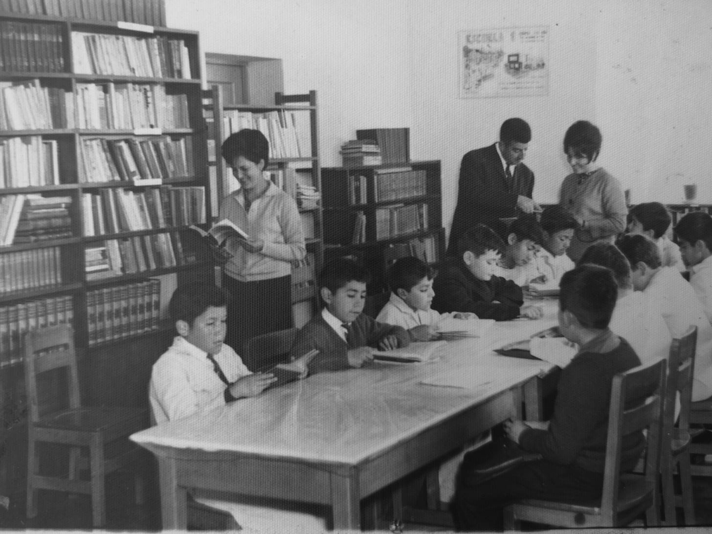Foto de la bilioteca de mi escuela en los años 60, con mi mamá de profesora.