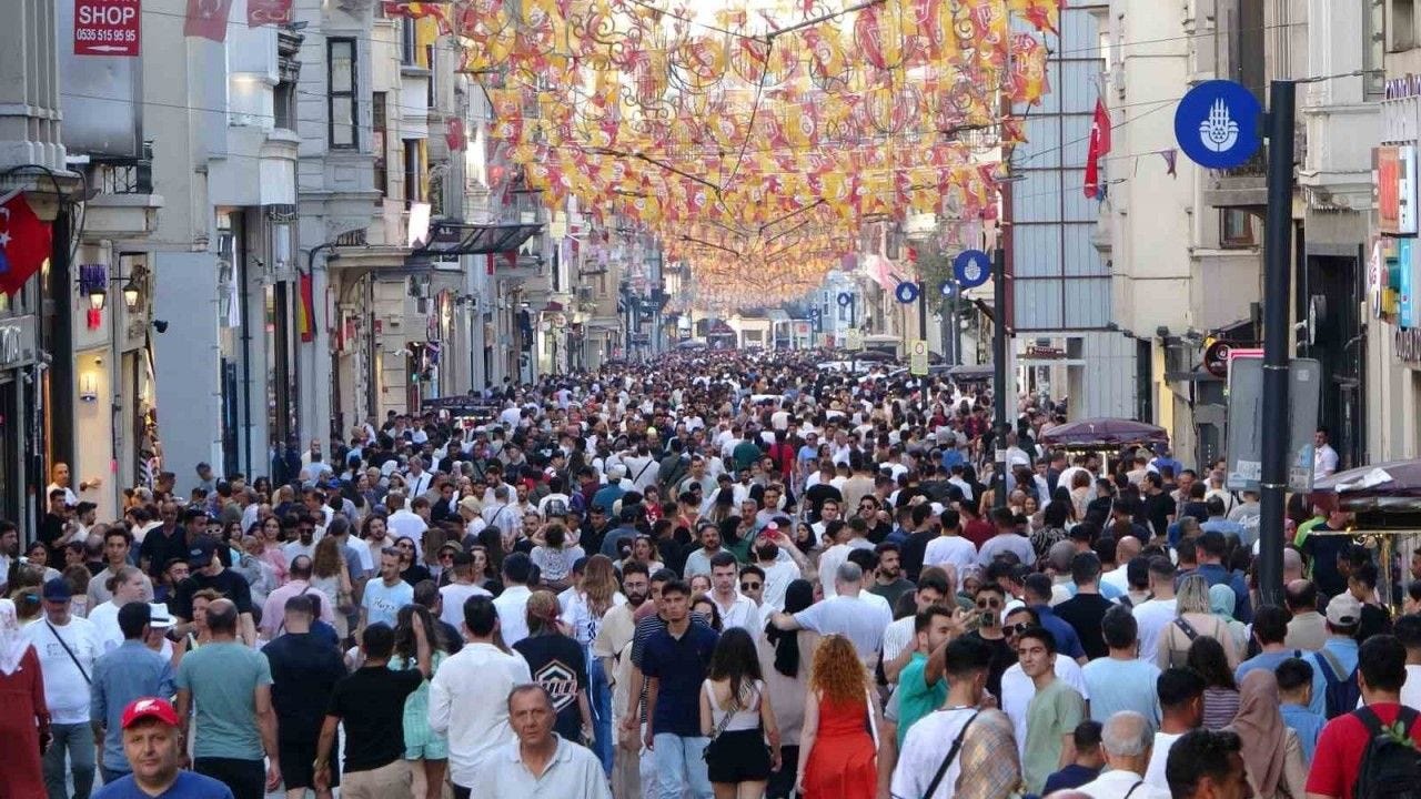 İstiklal Caddesi bayramda ziyaretçi akınına uğradı - Gazete Rize / Rize  Haber / Son Dakika Rize Haberleri