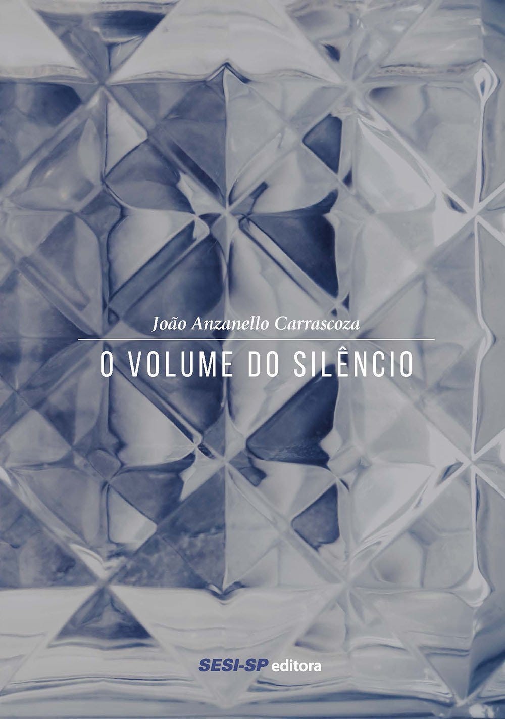 Capa do livro "O volume do silêncio" de João Anzanello Carrascoza. Fundo abstrato em azul e cinza claro, com o nome do autor e o título centralizados na capa. Editora SESI