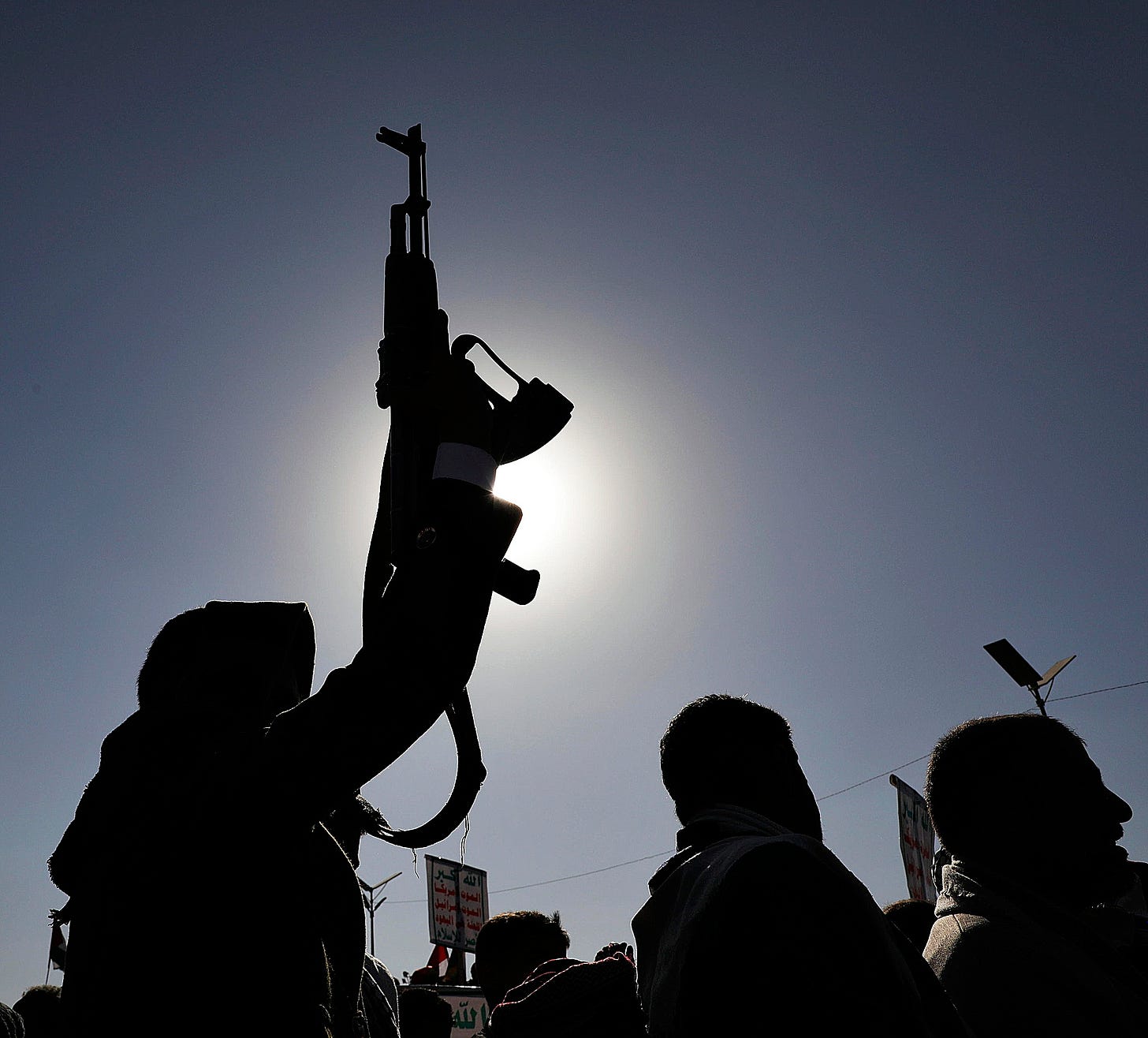 Un hombre alza un arma en la capital de Yemen durante una protesta contra la operación anunciada por EEUU en el Mar Rojo.
