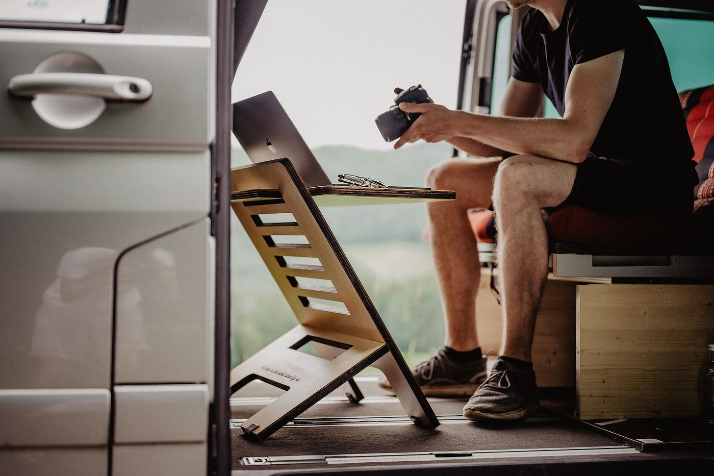 Homme travaille dans un van