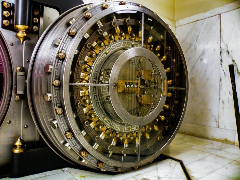 108 year old bank vault door in Alabama : BeAmazed