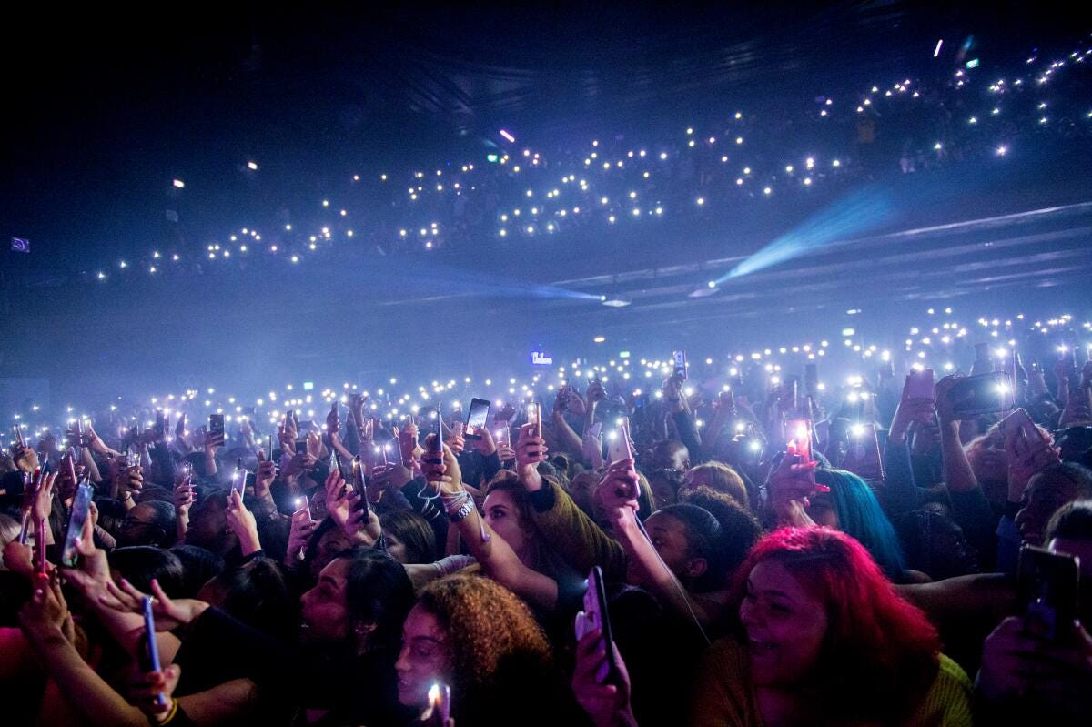 Are cell phones ruining the live concert experience? - Los Angeles Times