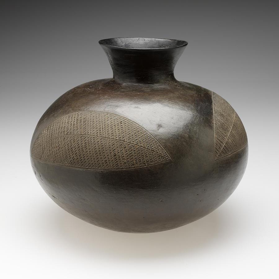 A close-up of a vase

Description automatically generated with low confidence