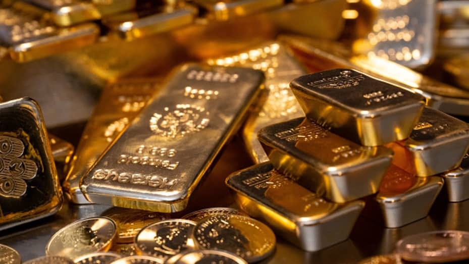 Gold dips as strong US labor data fuels rate-hike bets