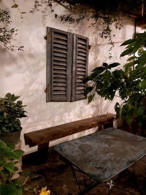 un angolo notturno della villa Il Palmerino a Firenze