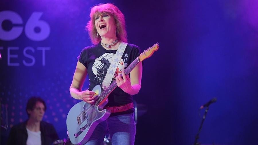 https://conteudo.imguol.com.br/c/toca/f8/2025/05/24/chrissie-hynde-dos-pretenders-durante-show-no-c6-fest-1748140879233_v2_900x506.jpg