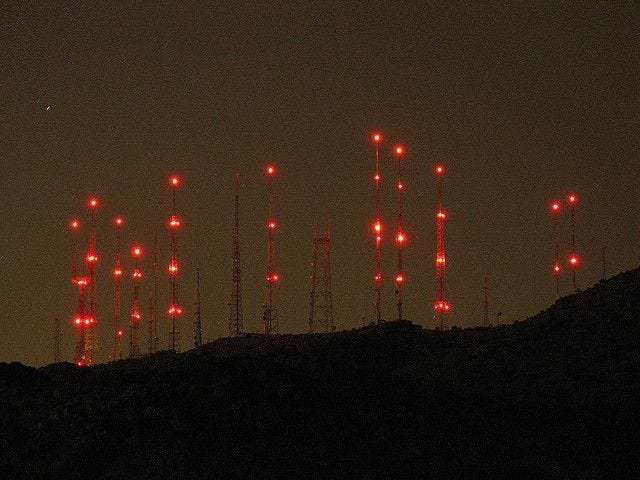 Huh Mangel finanziell radio tower at night Amüsieren Kanone Richtig