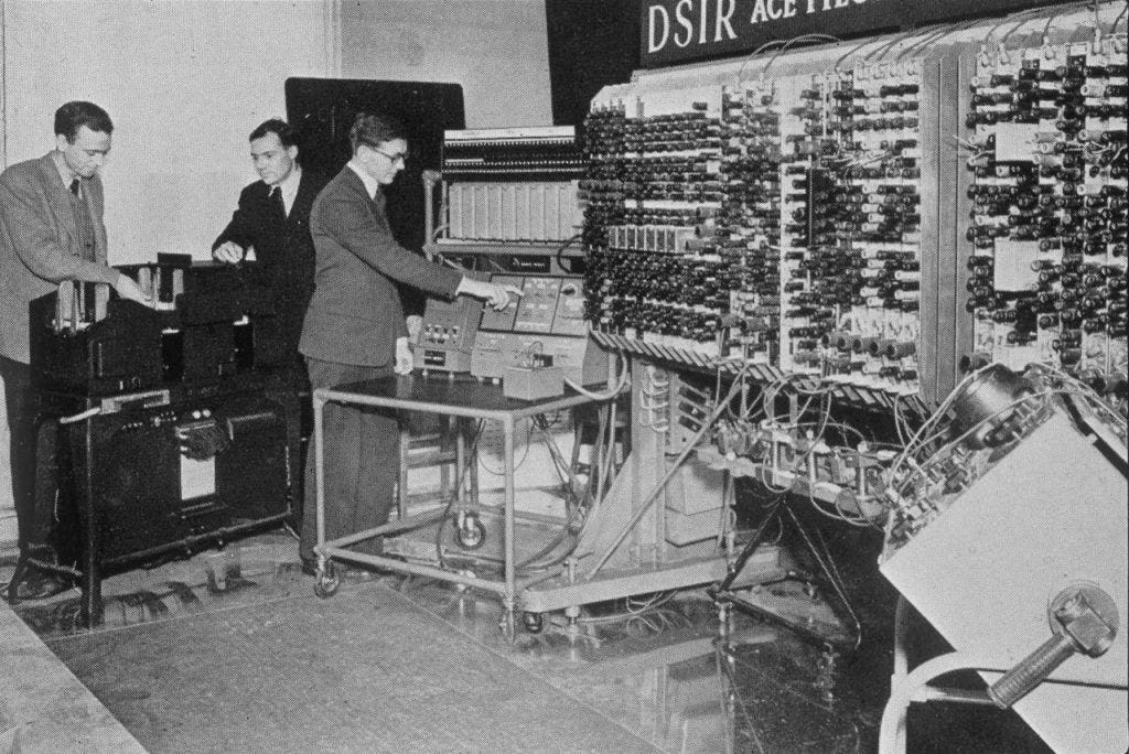 Allan Turing ao lado da sua máquina que conseguiu vencer o cérebro humano e decodificar as mensagens alemãs.