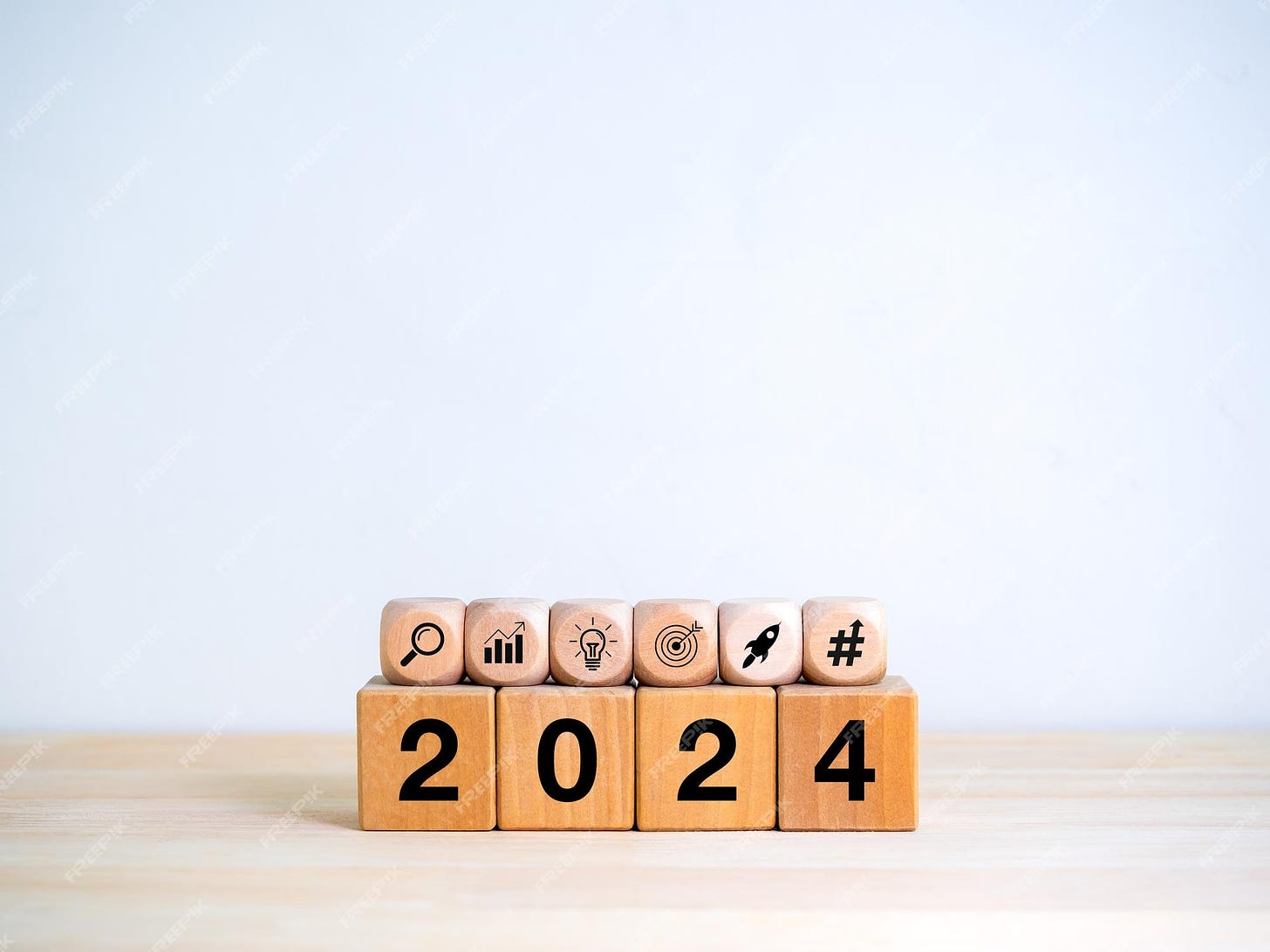 Concepto de tendencias 2024 iconos de tendencia y número de año 2024 en  bloques de cubos de madera aislados en un escritorio de madera y fondo  blanco banner de actualización de inspiración de tendencias comerciales e  ideas para la dirección del ...