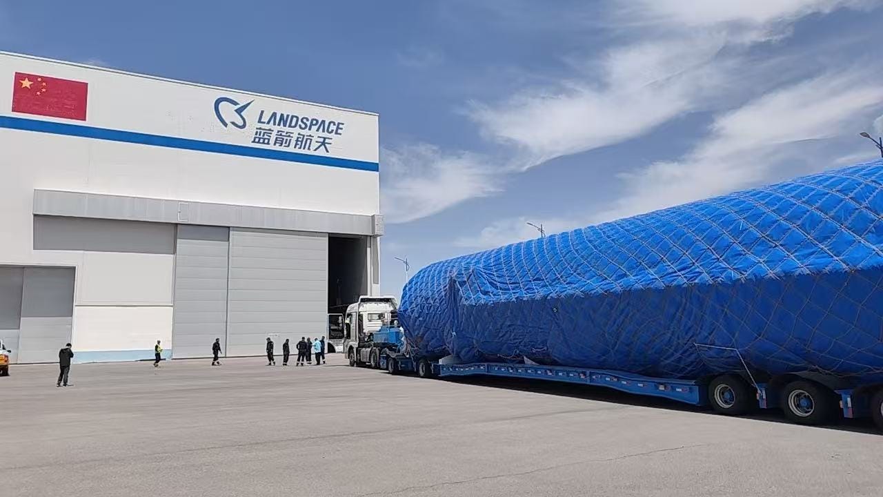 Zhuque-3’s first-stage arriving at LandSpace’s Jiuquan facility.