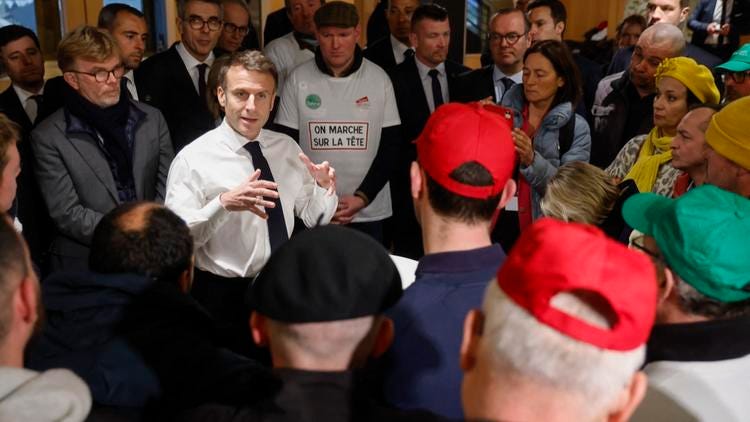 Salon de l'agriculture 2024 : l'intervention musclée d'Emmanuel Macron fait  réagir la classe politique