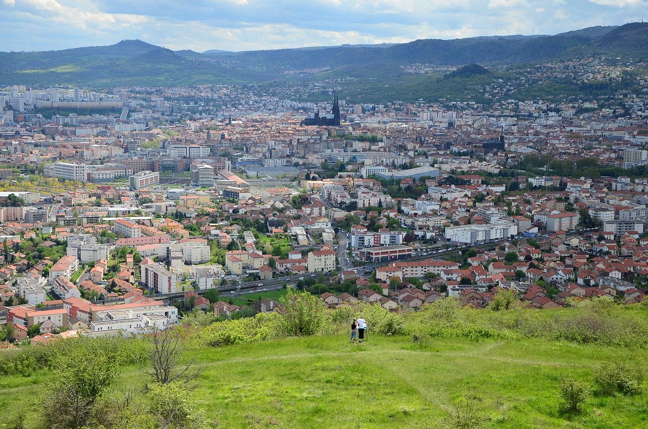 Vue de Clermont-Ferrand depuis le plateau de Chanturgue.