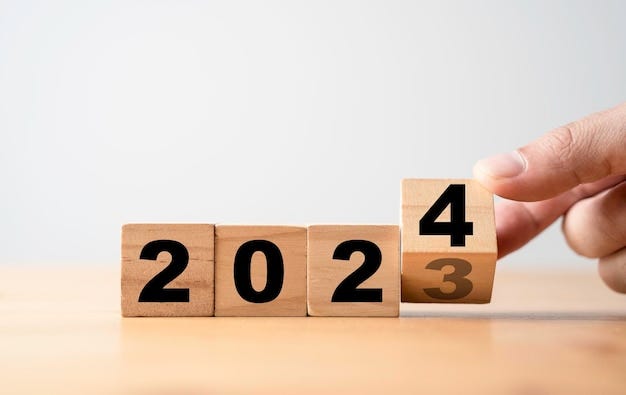 Mudança manual de cubo de bloco de madeira de 2023 a 2024 para preparação  da mudança de ano novo e início de um novo conceito de estratégia de alvo  de negócios | Foto Premium