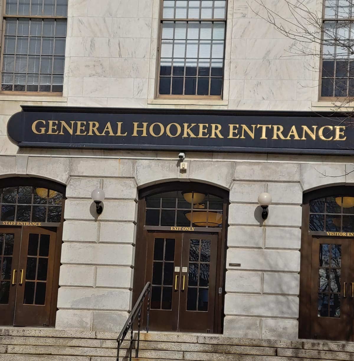 Specific hookers use side entrance