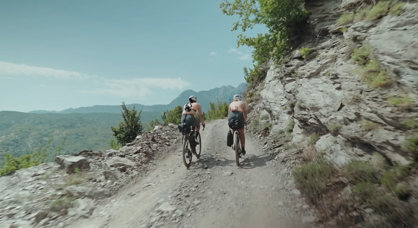 Deux cyclistes grimpant un col 