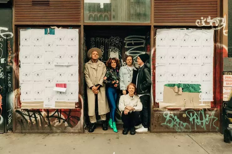 Arcade Fire met links Win Butler (foto Maria Jose Govea)