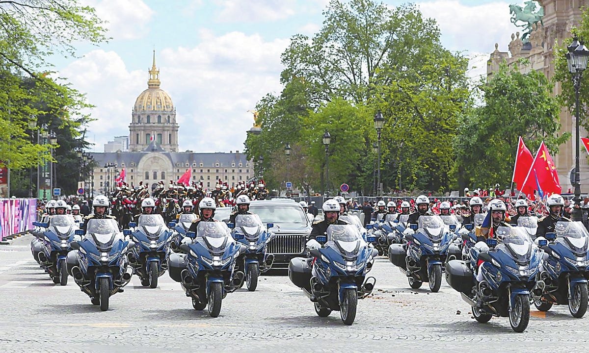 Chinese President Xi Jinping, accompanied by his wife Peng Liyuan, travel to the Elysee Palace by car with an escort of 146 cavalrymen from the Republican Guard and a motorcade, following the welcoming ceremony on May 6, 2024. Photo: Xinhua