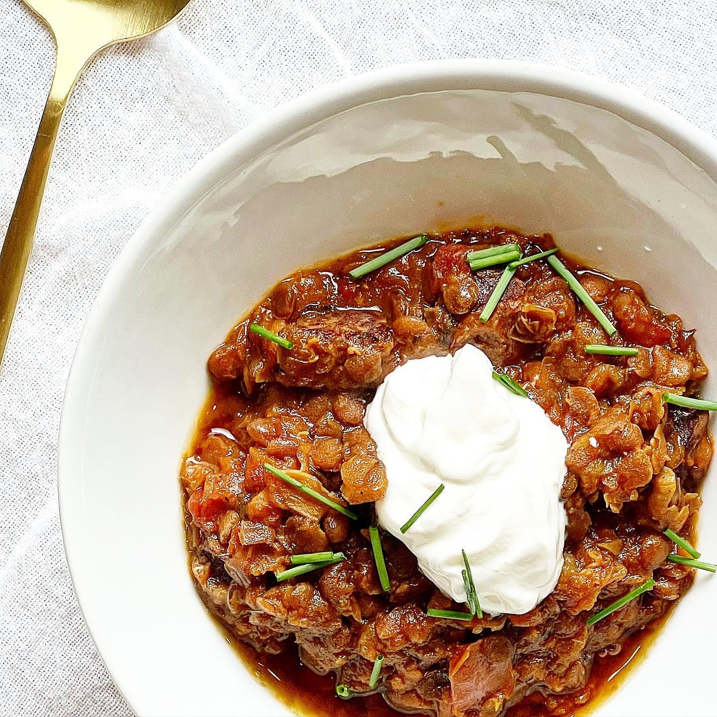 Ingredients: 1 tbsp olive oil 2 Andouille sausages, sliced 1 small onion, diced 1 bell pepper (red or green), diced 2 celery stalks, diced 3 cloves garlic, minced 1 cup dry lentils (green or brown), rinsed 1 (14.5 oz) can diced tomatoes 4 cups chicken or vegetable broth 1 tsp smoked paprika 1 tsp Cajun seasoning (or more to taste) ½ tsp thyme ½ tsp black pepper ¼ tsp cayenne pepper (optional for extra heat) 1 bay leaf 1 tbsp Worcestershire sauce 1 tbsp hot sauce (optional) 1 cup chopped scallions (for garnish) ½ cup sour cream (for garnish)