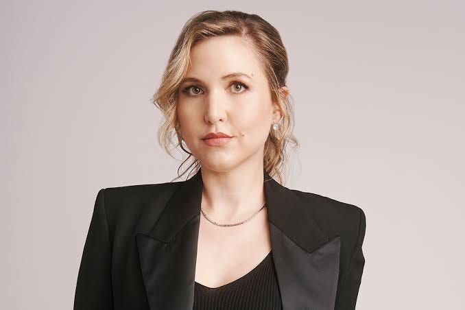 Taylor Tomlinson on Being the Lone Woman in Late-Night: 'It Feels Like  Pressure When People Ask Me About It'