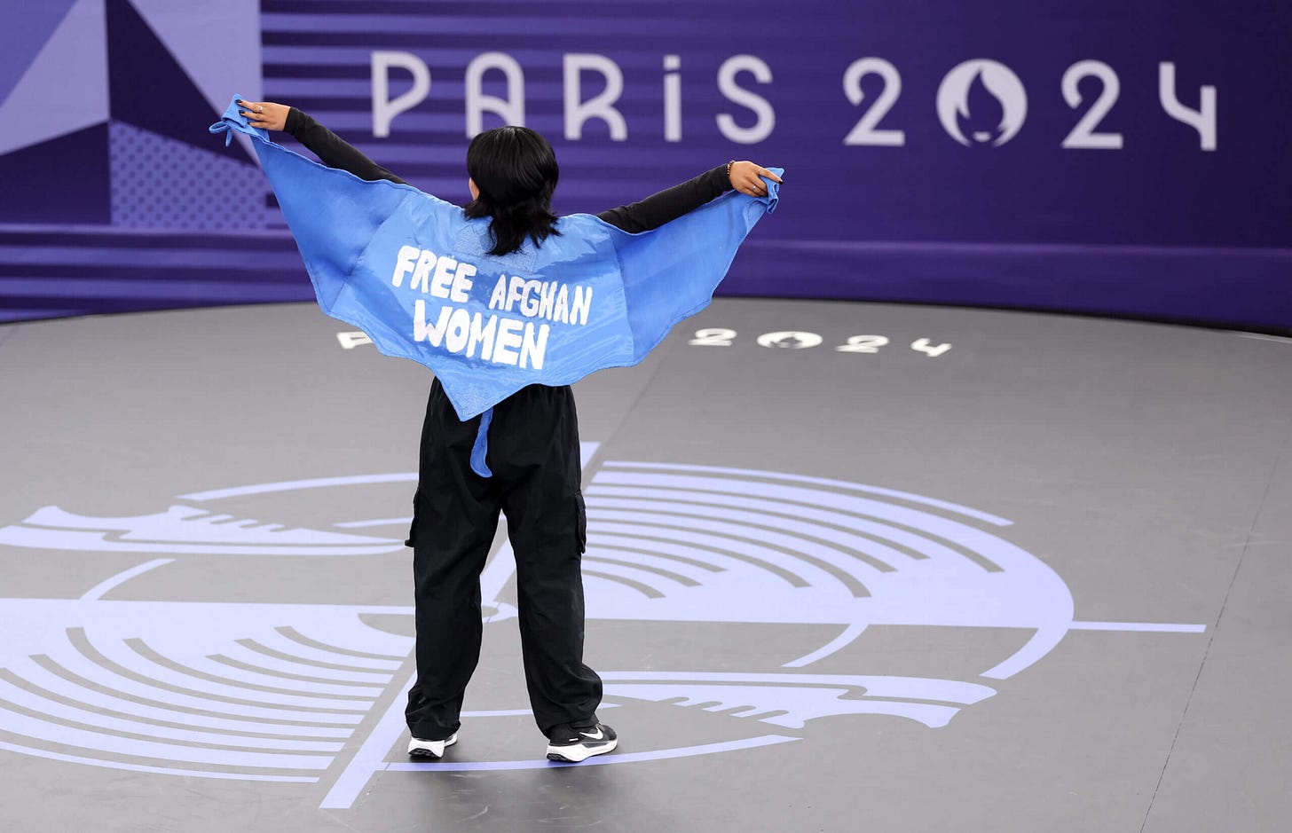 Breakdancer Manizha Talash reveals 'Free Afghan Women' cape during Olympic  performance - The Athletic