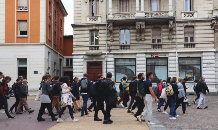 Un groupe de personne dans la rue