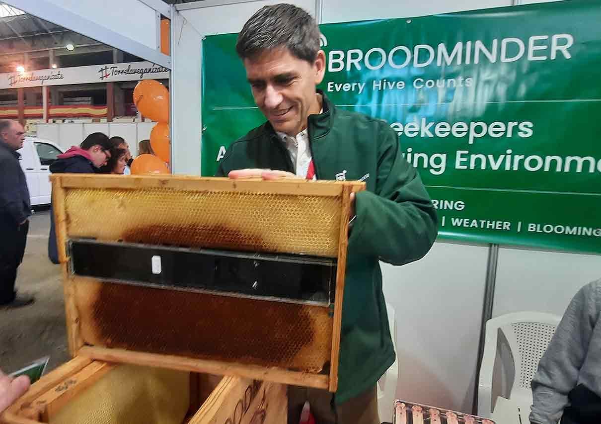 Novedades de la Feria de la apicultura de Torrelavega 2024: beetv de Broodminder