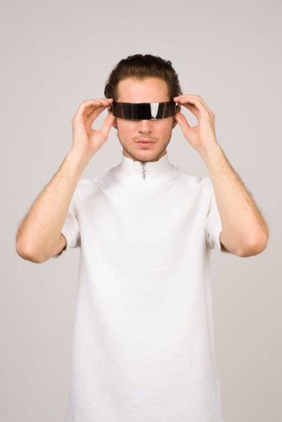 man wearing free roam virtual reality with white apron mttg 2020 images