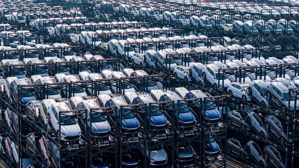 Carros eléctricos da BYD à espera de serem carregados num navio. STR/AFP/AFP/Getty Images