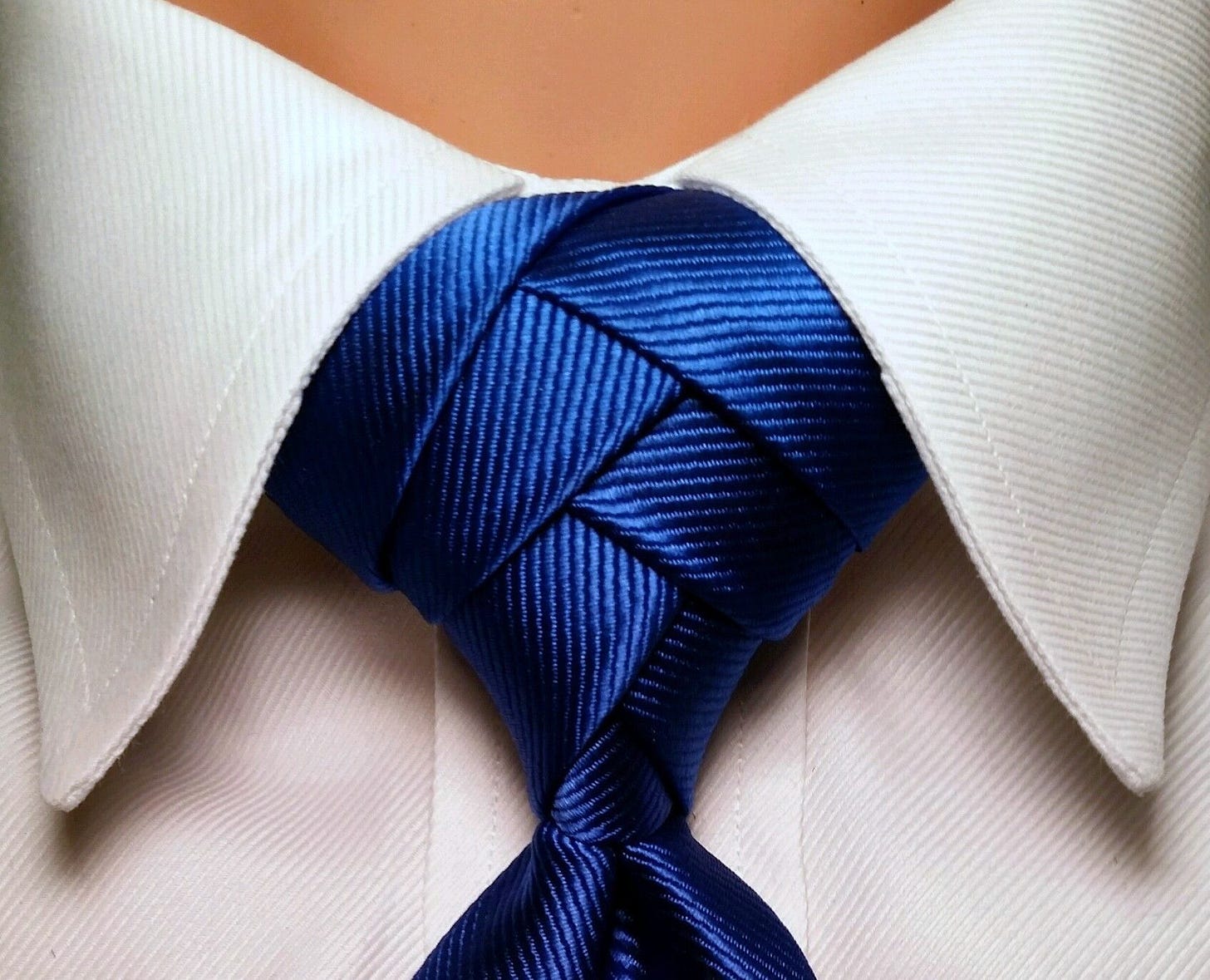 PLATINUM TRINITY | Neck tie knots, Tie knots, Cool tie knots