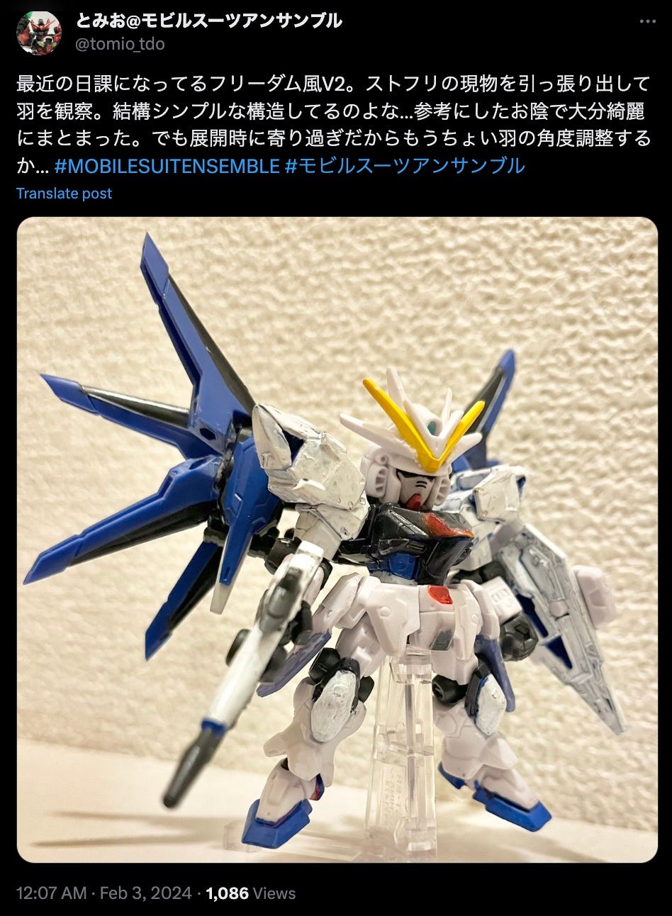 A Japanese tweet with a photo of a Gundam that uses the verb まとまった.