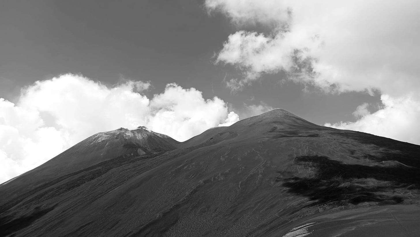 crateri principali dell'Etna in bianco e nero su cielo con nuvole bianche