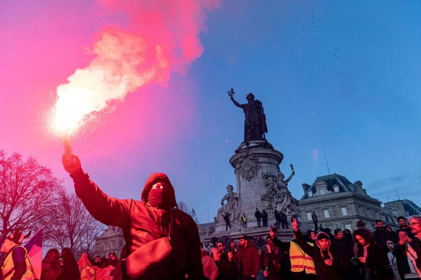 Fransa'da greve çıkan halk