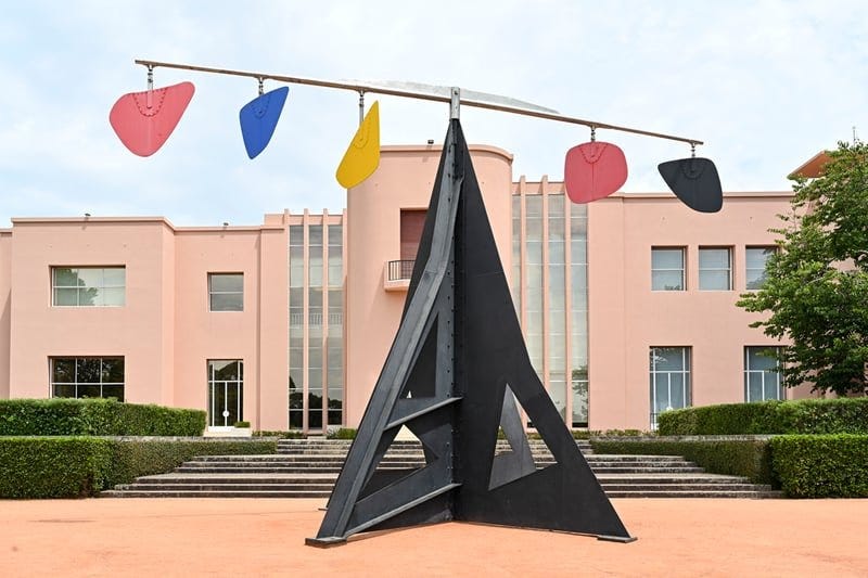 <p>Vista de instalação da exposição <em>Alexander Calder: Uma Linha de Equilíbrio</em> no Parque de Serralves</p><p><br></p><p><em>Horizontal</em>, 1974</p><p>Aço pintado</p><p>Col. Centre Pompidou, Paris Musée national d’art moderne / Centre de création industrielle on deposit since 2017: Rouen Museum of Fine Arts</p><p><br></p><p>Fotografia: nvstudio</p><p>© 2023 Calder Foundation, New York / Artists Rights Society (ARS), New York<br><br></p>