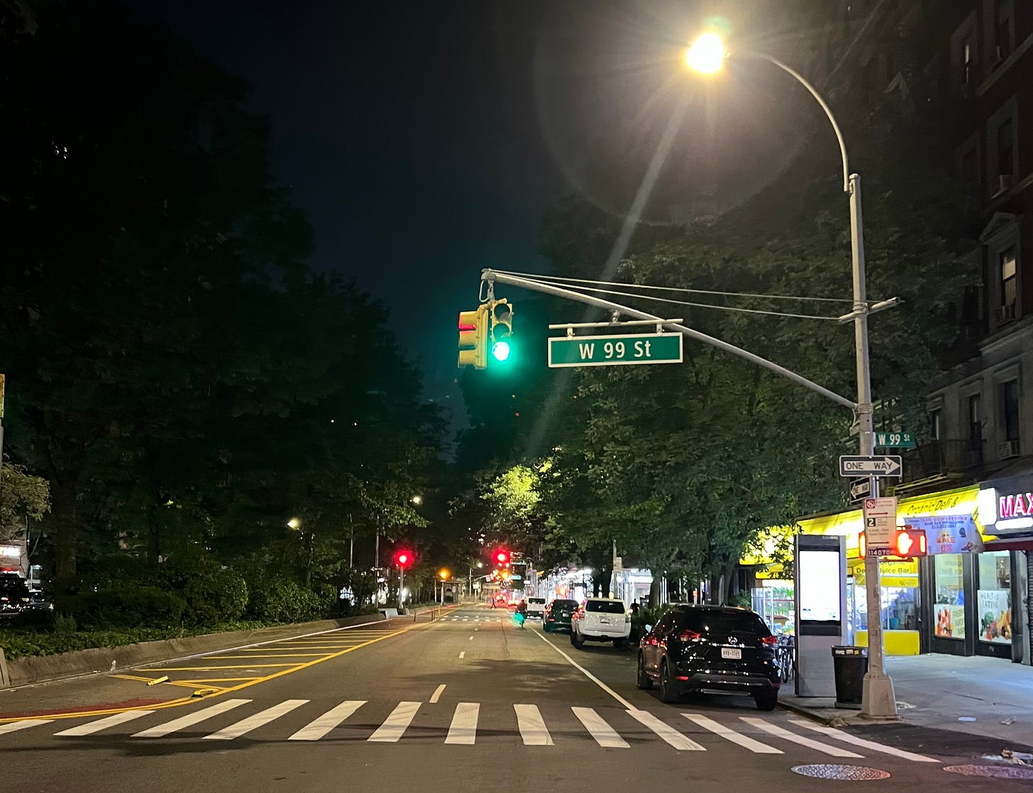 A photo of a stop light turning green.