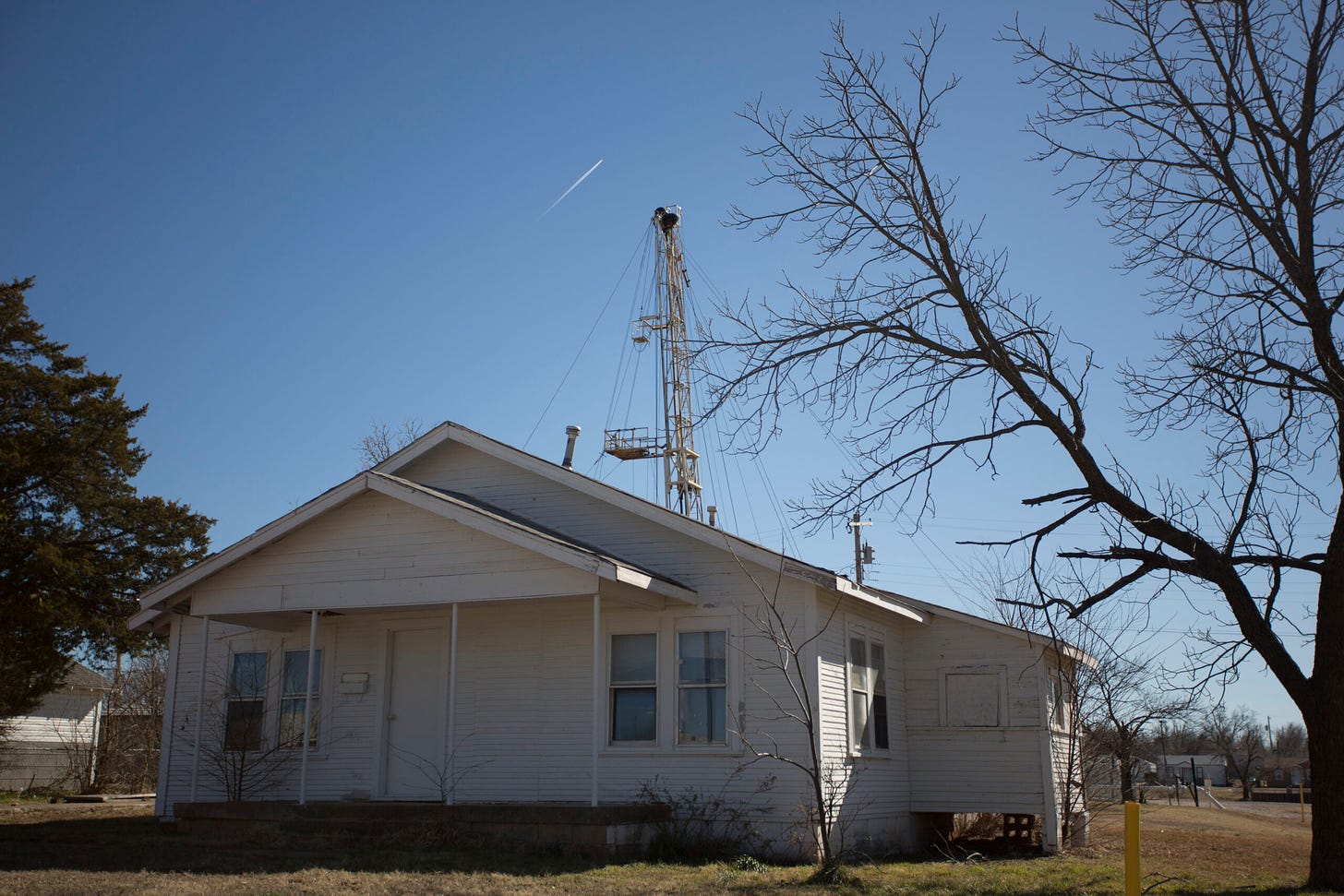 A new fracking rig operates behind a house Feb. 10, 2016 in an Oklahoma City, Oklahoma neighborhood. Credit: J Pat Carter/Getty Images