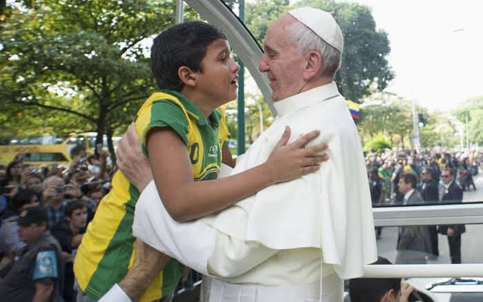 Menino que emocionou o mundo ao abraçar o Papa na JMJ 2013 se prepara para  a vida religiosa - Comunidade Católica Shalom
