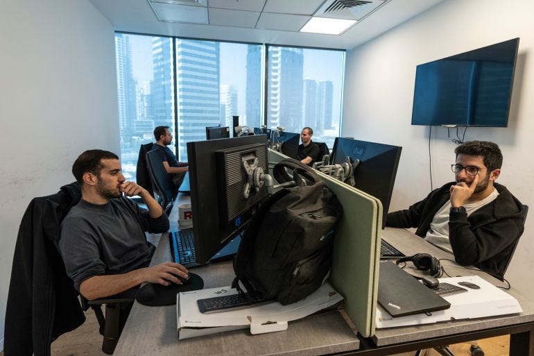 Οι υπάλληλοι της εταιρείας υψηλής τεχνολογίας Pyramid Analytics εργάζονται στο γραφείο τους στο Ramat Gan του Ισραήλ