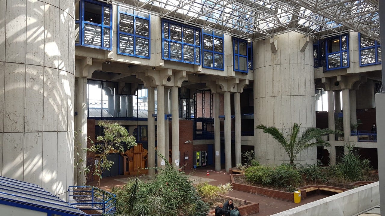 L'éléphant au milieu de la pièce