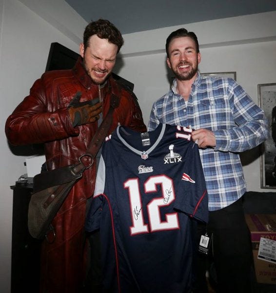 chris pratt reacts to tom brady patriots jersey for chris evans 2015