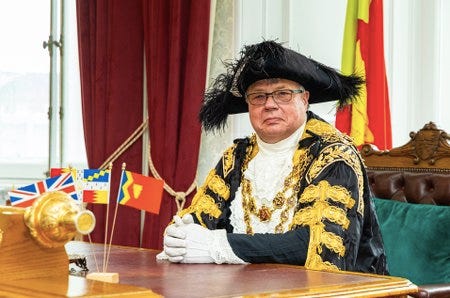 Ken Wood, Lord Mayor de Birmingham, en tenue de Lord anglais, disons, à l'ancienne